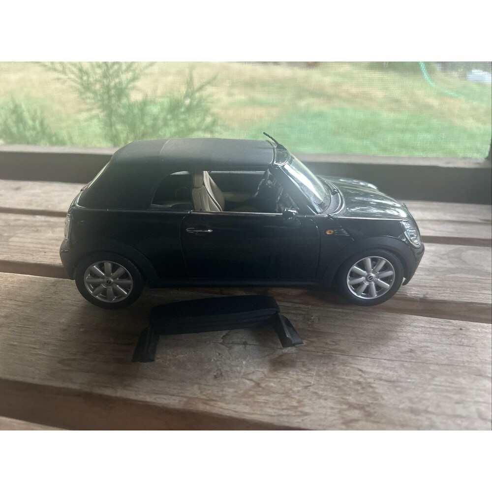 Kyosho 1:18 Diecast Mini Cooper Black No Box, Broken Windshield Wiper.